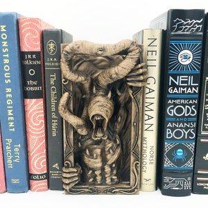 Nyarlathotep Book Nook Insert - 3D Printed Hand-Painted Lovecraft Horror Book Nook Bookshelf Insert