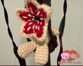 Puede incluir: Un peluche de Demogorgon tejido a ganchillo con hilo rojo, blanco y beige. El peluche está sujeto a una correa de cámara. El texto de la imagen dice "PDF FILE!!" y "PATTERN ONLY! DIGITAL PRODUCT!"