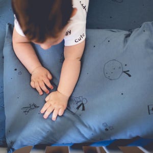 Mały Książę Pościel do Łóżeczka, Zestaw Prześcieradeł do Łóżeczka Malucha, Zestaw Prześcieradeł do Łóżeczka, Chłopięca Niebieska Pościel, Prześcieradła Drukowane, Organiczny Zestaw Pościeli