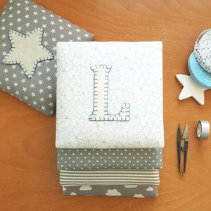 Adicione uma letra bordada aos azulejos da sua cabeceira de tecido - Complemento para painéis de parede de algodão da minha loja. Presente de aniversário/Natal personalizado