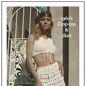 Könnte beinhalten: Ein weißes Häkel-Crop-Top und Rock-Set. Das Set ist mit einem zarten, offenen Stichmuster gearbeitet. Das Model trägt ein schwarzes Stirnband. Das Bild enthält den Text "1960's Crop-top & Skirt" und "Retro Crochet".