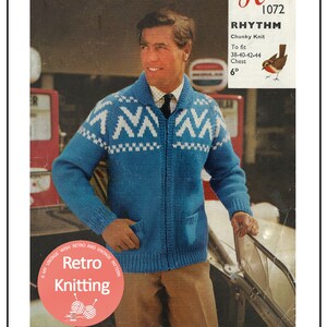 Könnte beinhalten: Ein Strickmuster für einen blau-weißen Pullover mit Reißverschluss. Das Muster heißt "Rhythm" und ist für eine Brustweite von 96-101-106-111 cm. Das Muster ist von Robin 1072.