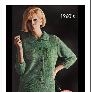 Op de afbeelding: Een vrouw draagt een groene gebreide pak met een knoopsluiting en een rok. Het pak is een vintage stijl uit de jaren 1960. De afbeelding heeft een tekstoverlay die "A My Vintage Wish Retro and Vintage Pattern Retro Knitting" zegt.