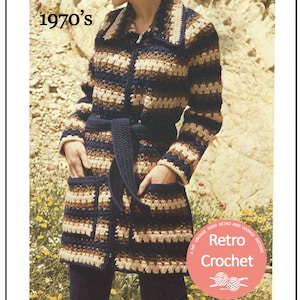 Könnte beinhalten: Ein Vintage-Häkelmuster für einen langen, gestreiften, gegürteten Mantel mit Taschen. Der Mantel ist in Braun-, Beige- und Blautönen gehalten. Das Muster trägt den Titel "1970's" und enthält ein Logo für "Retro Crochet".