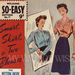 Könnte beinhalten: Ein Vintage-Schnittmusterumschlag von Weldons So-Easy, Nr. 77, mit Abbildungen eines Rocks und zweier Blusen. Das Cover zeigt ein rotes Seitenfeld mit Text, eine Größenangabe für 91 cm Brustumfang und eine Zeichnung einer Person in kariertem Hemd.