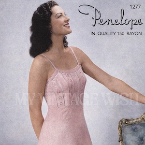 Könnte beinhalten: Ein Vintage-Strickmuster mit dem Titel "Penelope" in hochwertigem 150er Rayon. Das Muster zeigt ein hellrosa gestricktes Kleid mit eng anliegendem Oberteil und ausgestelltem Rock. Entworfen für einen Brustumfang von 81-86 cm.