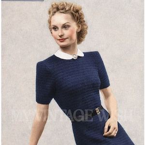 Puede incluir: Ilustraci&oacute;n vintage de una mujer con un vestido azul marino y cuello blanco. La imagen es de un folleto de Bestway, titulado "Charming Dress". El texto indica que el vestido est&aacute; dise&ntilde;ado para una talla de pecho de 86-89 cm.