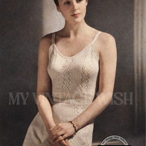 Puede incluir: Portada de patrón de tejido vintage con una mujer con un vestido lencero crema de punto abierto. El vestido tiene un escote redondo y tirantes finos. El texto "My Vintage Wish" y "Retro Knitting" son visibles.