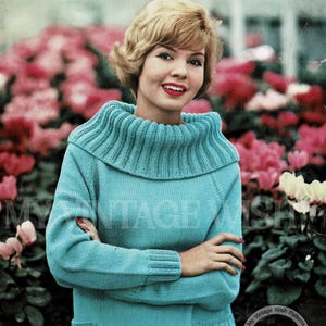 Può includere: Un modello di maglia vintage per un maglione turchese con un ampio collo a barchetta a coste e due tasche frontali. Il testo recita Lee Target, Motoravia Double Knitting Wool or BRI-NYLON Double Knitting, 6025, 6d, MOTHPROOFED, BUST 28-30, 32-34, 36-38, 20 21 22 OZS.