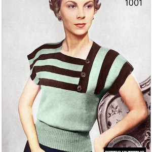 Könnte beinhalten: Ein Vintage-Strickmuster für einen gestreiften Pullover mit schrägem Knopfverschluss. Das Muster ist für einen Pullover, der für einen Brustumfang von 86-91 cm entworfen wurde. Die Musternummer ist 1001.
