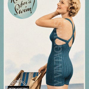 Pode incluir: Um fato de banho de uma pe&ccedil;a em azul-petr&oacute;leo canelado com design de costas cruzadas. A imagem apresenta o texto Ready for a Swim! num c&iacute;rculo azul, um log&oacute;tipo Retro Knitting e o texto Designed to fit a 32 inch bust na parte inferior.