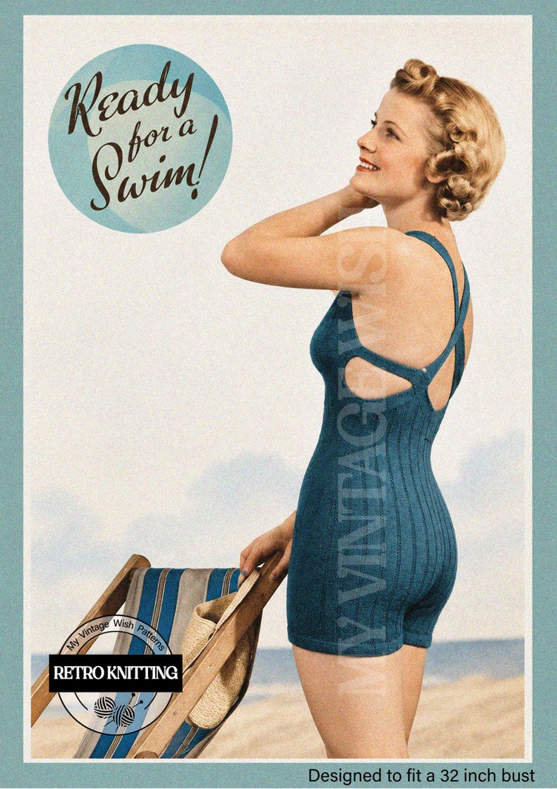 Pode incluir: Um fato de banho de uma pe&ccedil;a em azul-petr&oacute;leo canelado com design de costas cruzadas. A imagem apresenta o texto Ready for a Swim! num c&iacute;rculo azul, um log&oacute;tipo Retro Knitting e o texto Designed to fit a 32 inch bust na parte inferior.