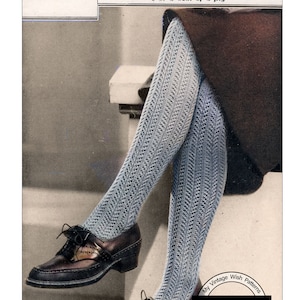 Könnte beinhalten: Ein Vintage-Strickmuster für Damenstrümpfe, das eine Nahaufnahme der Beine einer Frau zeigt, die die fertigen Strickstrümpfe trägt. Das Muster ist für 3 Fußgrößen und 2 Längen, mit 4 oder 5 Unzen 3-fädigem Garn. Das Muster stammt aus dem Weldon's Leaflet No. 256.