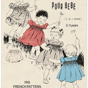 Op de afbeelding: Vintage naaipatroon voor een jurk en bloomer voor een baby. Het patroon is uit 1951 en is in het Frans. Het patroon toont vier meisjes die de jurk en bloomer dragen. De meisjes dragen allemaal jurken en bloomers in verschillende kleuren. Het patroon is voor maten 2-3 jaar.