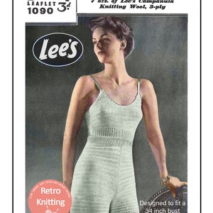 Puede incluir: Un patrón de tejido vintage para un chaleco y pantalones, con una mujer usando la prenda terminada. El patrón es para un busto de 86 cm y una cadera de 94 cm. El patrón es del folleto Bestway 1090 y utiliza 200 gramos de lana para tejer Campanula de Lee's, 3 hebras.