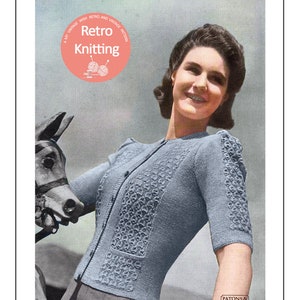 Op de afbeelding: Een vintage breipatroon voor een blauwe cardigan met een knoopsluiting. Het patroon heet "Patons Beehive Fingering, 3-Ply" en is ontworpen voor een borstomvang van 86 cm.