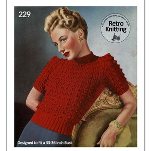 Könnte beinhalten: Ein Vintage-Strickmuster für einen roten Pullover mit Zopfmuster. Das Muster ist für einen Brustumfang von 84 bis 91 cm konzipiert. Das Muster stammt aus einem Buch namens "Retro Stricken".
