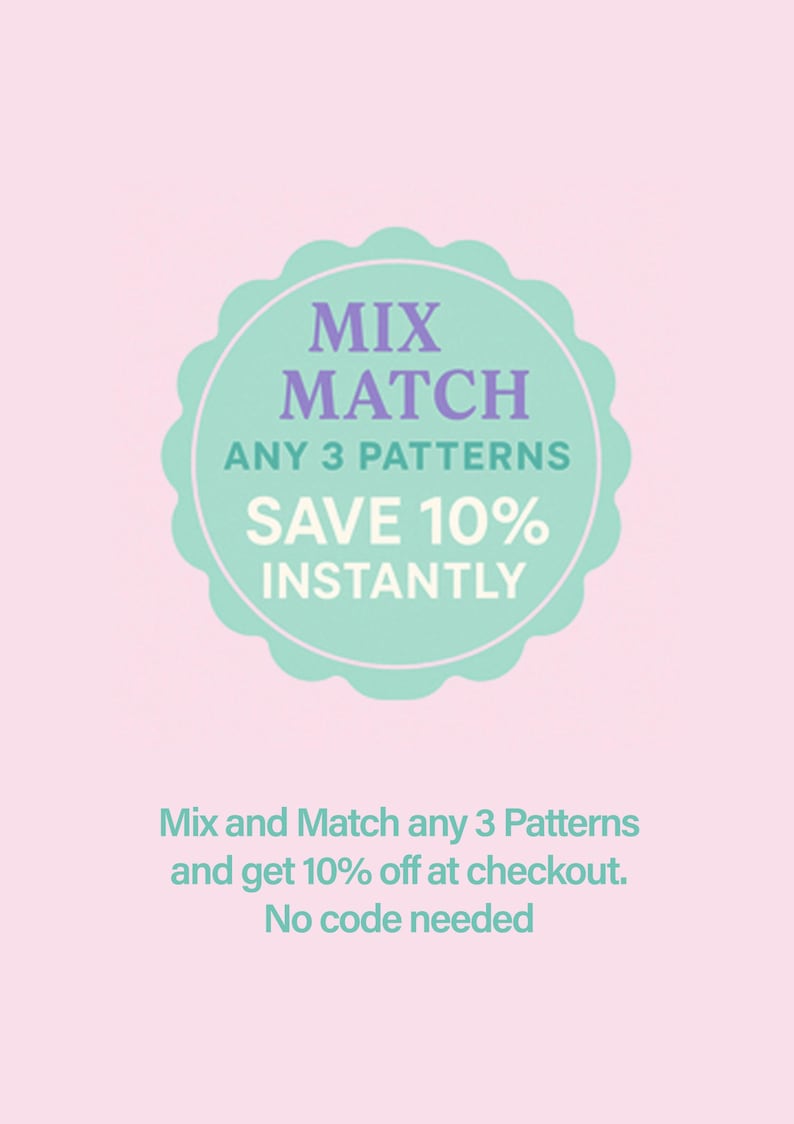 K&ouml;nnte beinhalten: Werbegrafik auf rosa Hintergrund. Ein t&uuml;rkisfarbener, geschwungener Kreis enth&auml;lt den Text &bdquo;MIX MATCH ANY 3 PATTERNS SAVE 10% INSTANTLY&ldquo;. Darunter steht der Text &bdquo;Mix and Match any 3 Patterns and get 10% off at checkout. No code needed.&ldquo;