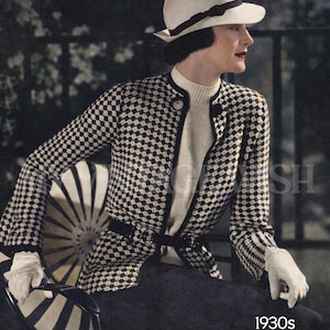 Könnte beinhalten: Vintage 1930er Jahre Dreiteiler mit schwarz-weißem Karomuster. Die Jacke hat einen runden Kragen und einen passenden Gürtel. Der Hut ist weiß mit einem schwarzen Band. Entworfen für einen Brustumfang von 86 cm.