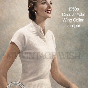 Peut inclure: Photographie vintage d'une femme portant un pull blanc à manches courtes et col en aile. Le texte sur l'image indique "1950s Circular Yoke Wing Collar Jumper". Le pull a un ourlet côtelé et un motif de col texturé. Le texte "My Vintage Wish" et "Retro Knitting" est également présent.