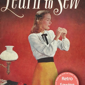 Puede incluir: Una portada de libro vintage con el título "Learn to Sew" en una fuente decorativa. Una mujer con una blusa blanca con una corbata de lazo negra y una falda amarilla se muestra cosiendo. La portada también presenta un círculo rojo con el texto "Retro Sewing" y un kit de costura vintage.