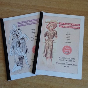 Könnte beinhalten: Zwei Vintage-Schnittmusterbücher mit einem schwarz-weißen Cover, das Illustrationen von Frauen in Kleidern zeigt. Die Bücher tragen den Titel "The Haslam System of Dresscutting" und enthalten Anleitungen für Frühlings- und Sommerkleidung.
