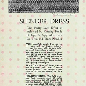 Puede incluir: Un patr&oacute;n de tejido vintage para un "Vestido Delgado" con instrucciones. La imagen incluye un primer plano del punto tejido y detalles sobre materiales, tensi&oacute;n y medidas. El vestido est&aacute; dise&ntilde;ado para una talla de pecho de 89 cm.