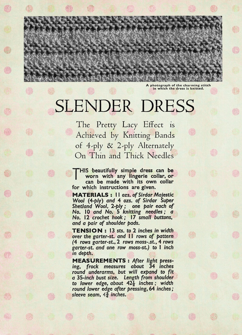 Puede incluir: Un patr&oacute;n de tejido vintage para un "Vestido Delgado" con instrucciones. La imagen incluye un primer plano del punto tejido y detalles sobre materiales, tensi&oacute;n y medidas. El vestido est&aacute; dise&ntilde;ado para una talla de pecho de 89 cm.