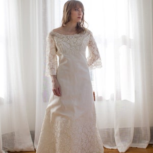 Vintage 1960&#39;s Alencon needle lace wedding gown / empire waist / column / mod / Size M
