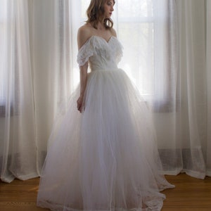 Vintage flocked tulle off-the-shoulder wedding dress / Jessica McClintock / 1980&#39;s / Size M/L
