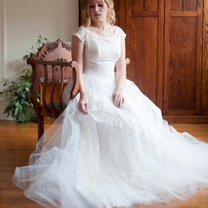 Vintage 1950&#39;s cap sleeve wedding gown / lace bodice / tulle skirt / Size Small