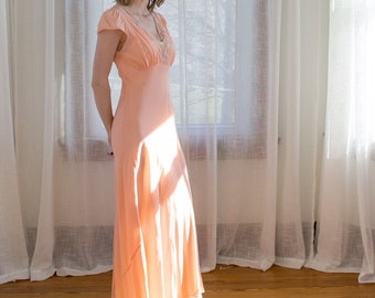 1930's peach night gown / slip dress / salmon / pink / cap sleeves / bias cut / lace / v-neck / size Medium / rayon