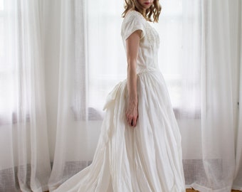Vestido de novia con bordado floral en 3D de seda de los años 50 / dobladillo de burbuja / botones cubiertos / mangas casquillo / tamaño pequeño