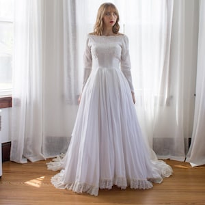 1950&#39;s long sleeve white wedding dress / wedding gown / alencon lace / covered buttons / size XS