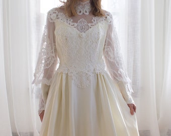 Vestido de noiva estilo anos 80, em cetim, gola alta, mangas bufantes, com laços e renda. Tamanho pequeno.