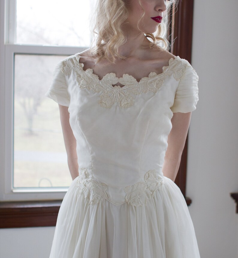1950/'s ethereal chiffon floral applique cap sleeve wedding gown size M Medium covered buttons