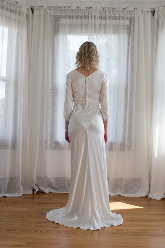 1930's elegant and understated art deco satin wed… - image 2