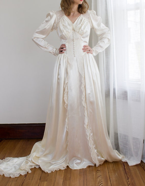 1940's satin long sleeve wedding gown / size Mediu