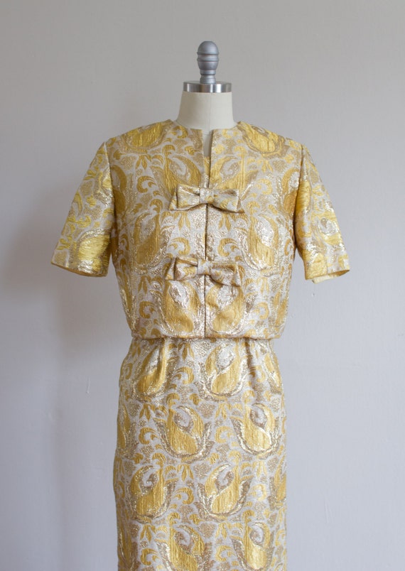 1950's Metallic Gold Wiggle Dress / Matching Jack… - image 2