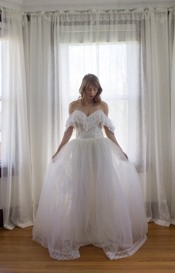 Vintage flocked tulle off-the-shoulder wedding dr… - image 2