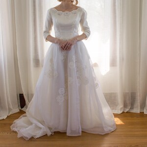 1950's Silk Chiffon Wedding Dress / Boat Neck / 3/4 Length Sleeves / Lace  Detailing / Size XS - Etsy