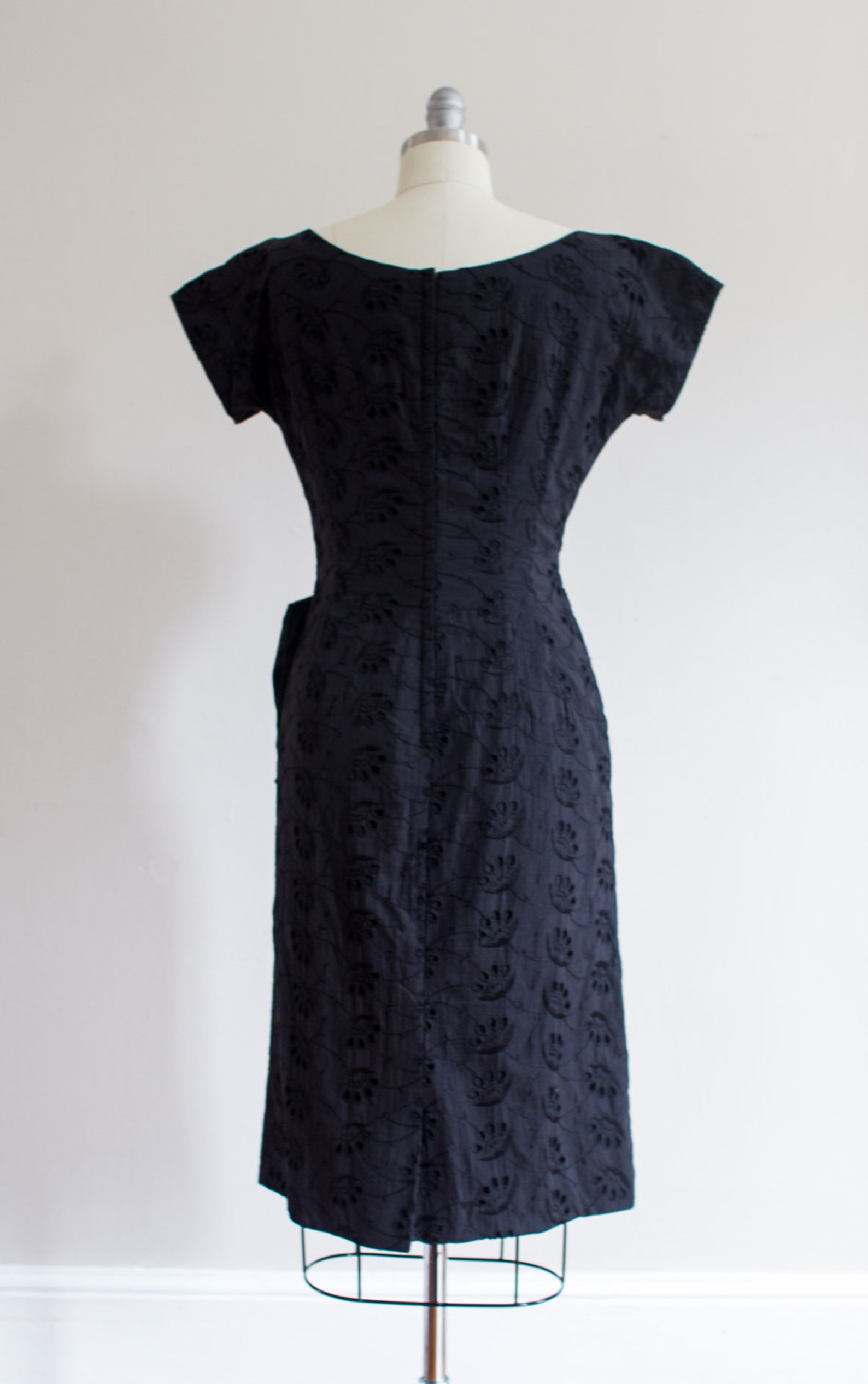 1950's Black Eyelet Wiggle Dress / Sheath Dress / Size M / - Etsy