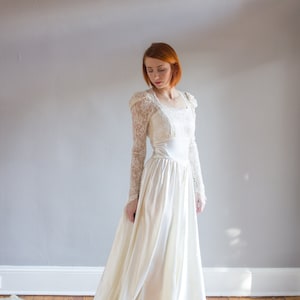 1940&#39;s Delicate Lace and Satin Wedding Gown / Illusion neckline / Covered buttons / XS / 24&quot; Waist