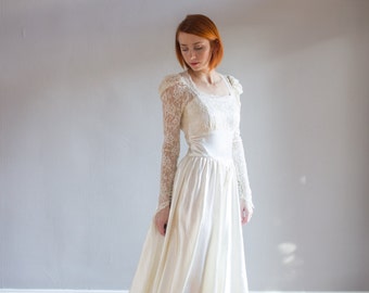 1940's Delicate Lace and Satin Wedding Gown / Illusion neckline / Covered buttons / XS / 24" Waist