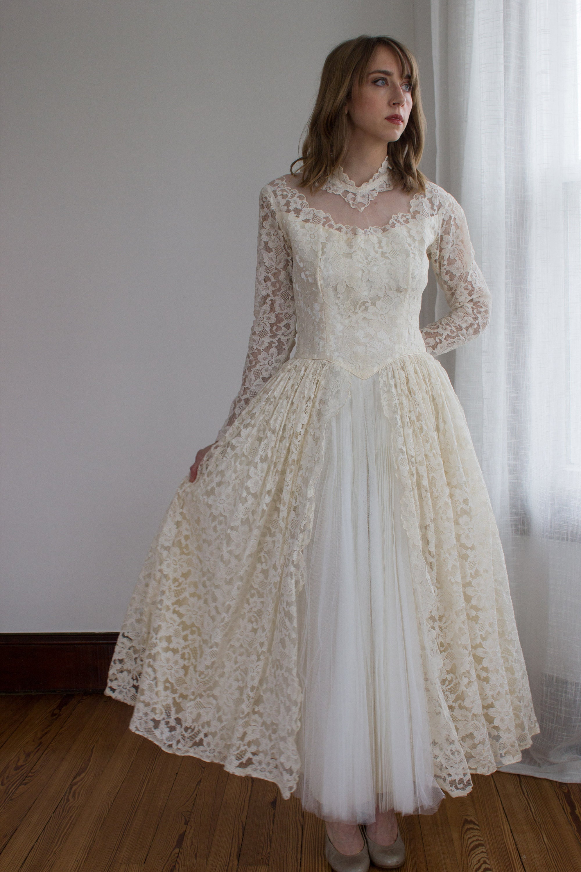 Vestido de novia de la decada de 1950 cuello alto manga larga botones cubiertos tamano pequeno Etsy Espana