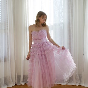 1950&#39;s lilac strapless tulle and lace gown / prom dress / size XS