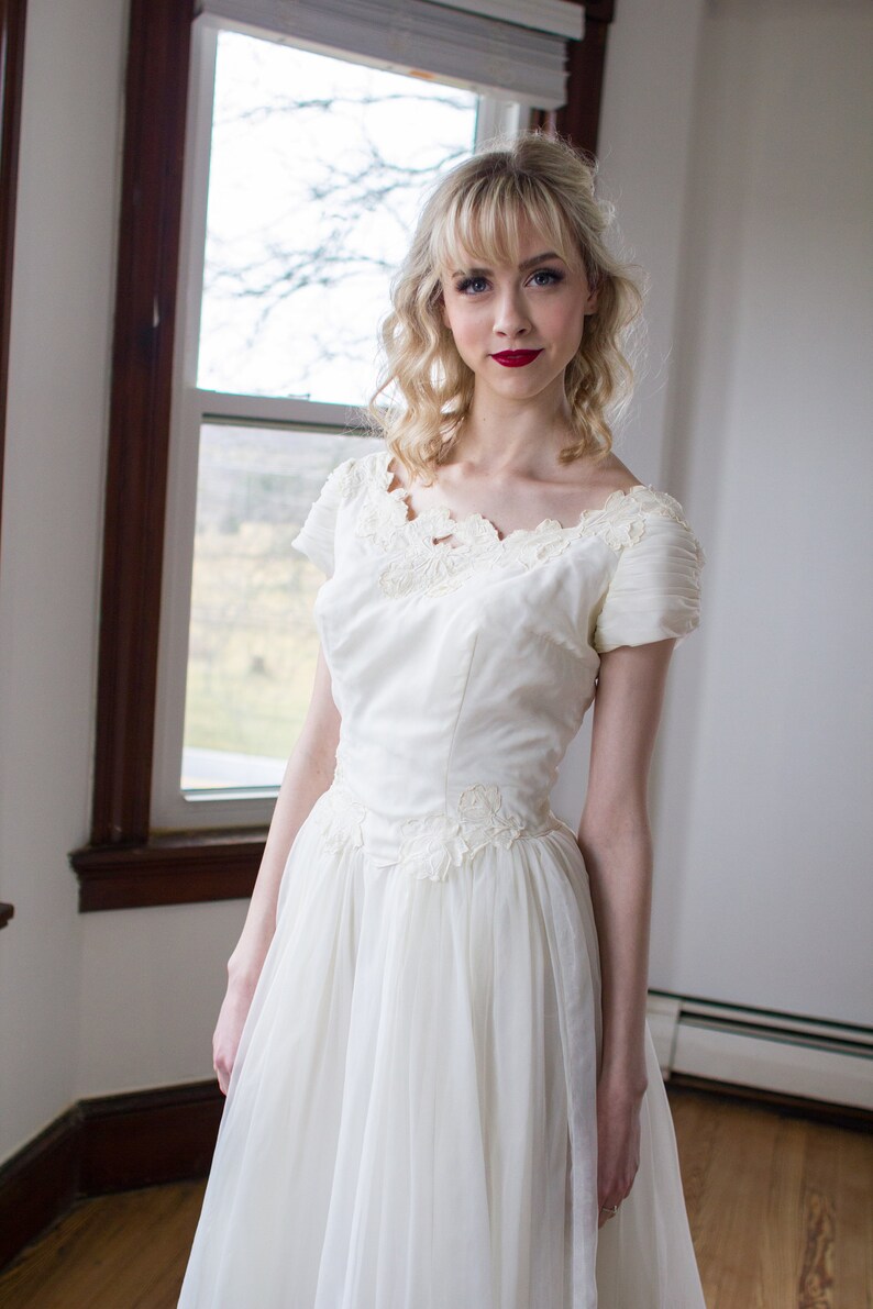 1950/'s ethereal chiffon floral applique cap sleeve wedding gown size M Medium covered buttons