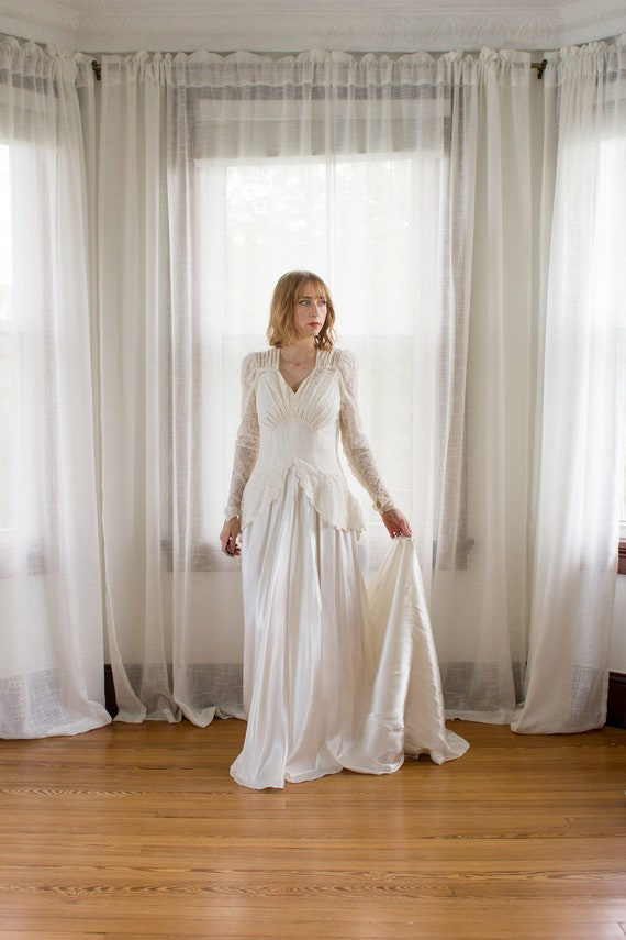 chinese dress ladies Classy Long Sleeves V-Neck Satin Wedding Dresses with Lace