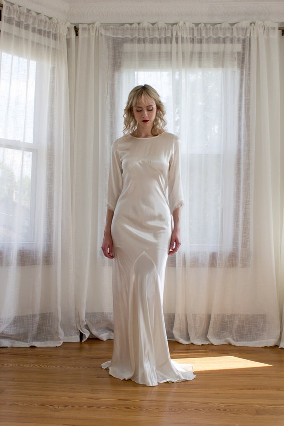 1930's elegant and understated art deco satin wed… - image 1