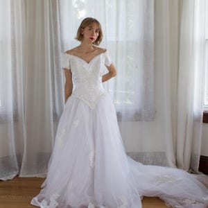 1990&#39;s off-the-shoulder princess style wedding gown / drop basque waist / satin / lace / tulle / size M